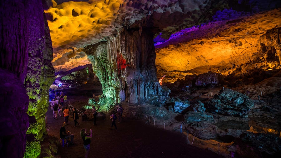 Nổi tiếng nhất là hang động Sửng Sốt. Nằm trên đảo Bồ Hòn trong Vịnh Hạ Long, hang động này được các nhà thám hiểm người Pháp phát hiện lần đầu năm 1901.